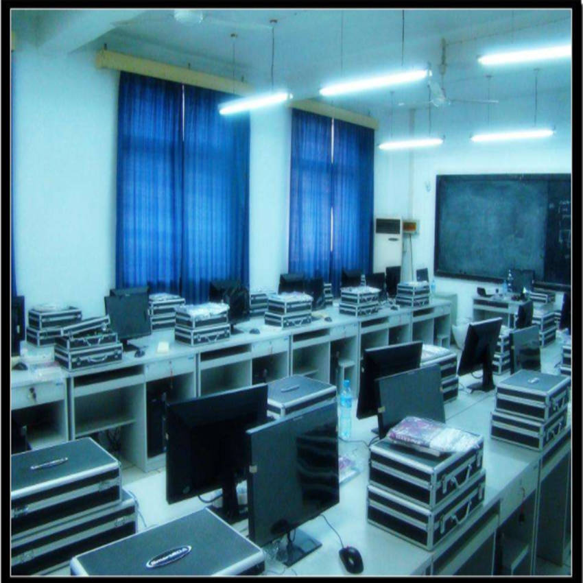 電子信息工程實訓室 從儀器到鑷子的精細世界